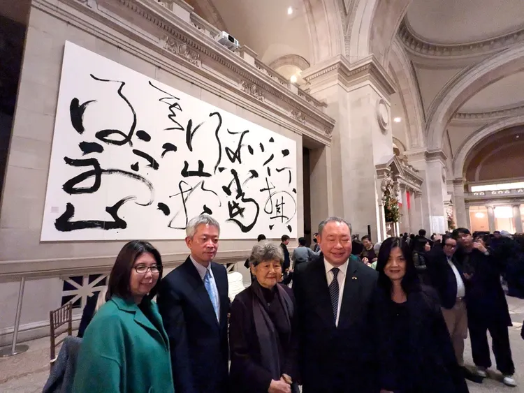 董陽孜（中）於巨型書法作品前合影。駐紐約台北文化中心提供