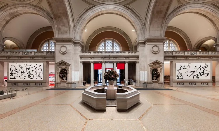 《大廳委託創作：董陽孜—對話》懸掛在博物館大廳兩側牆面。大都會藝術博物館提供