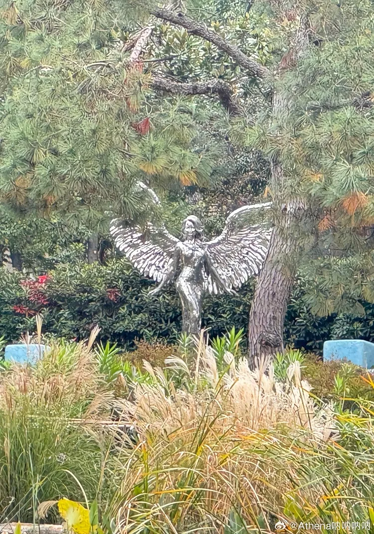 李玟雕像宛如矗立在荒煙漫草裡。翻攝Athena呐呐呐呐微博