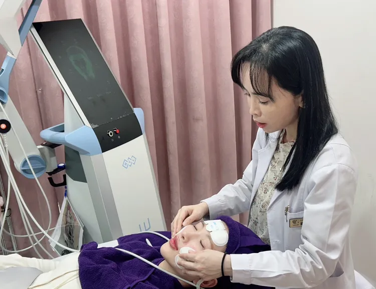 高雄維格醫美診所皮膚專科劉妍希醫師表示，EMFACE菲斯波可直達肌肉層，從深層至表層實現面部拉提效果。