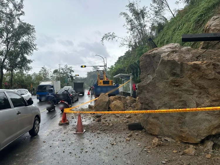 警方在現場拉起封鎖線並由機具清運中。警方提供