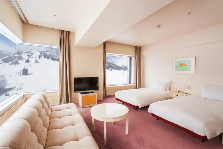 透過Klook預訂「苗場王子大飯店」，醒來就能飽覽大片雪景。圖片來源Naeba Prince Hotel 官網