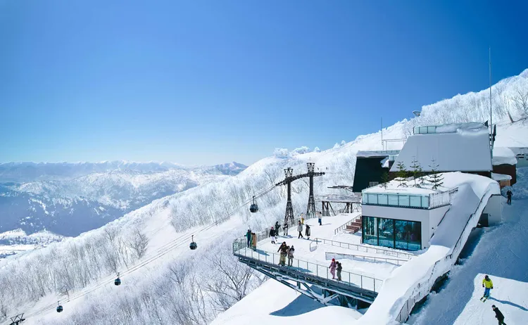 「星野集團 Tomamu the Tower」是許多滑雪愛好者心中的夢幻聖地，有著豐厚的北海道粉雪。圖片來源Hoshino Resorts Tomamu The Tower 官網	