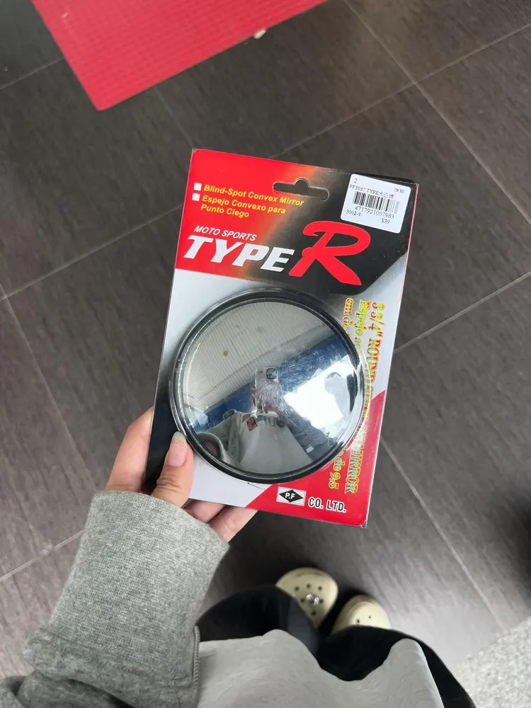 小北百貨售價39元的小型凸面鏡成為熱賣商品。翻攝Threads