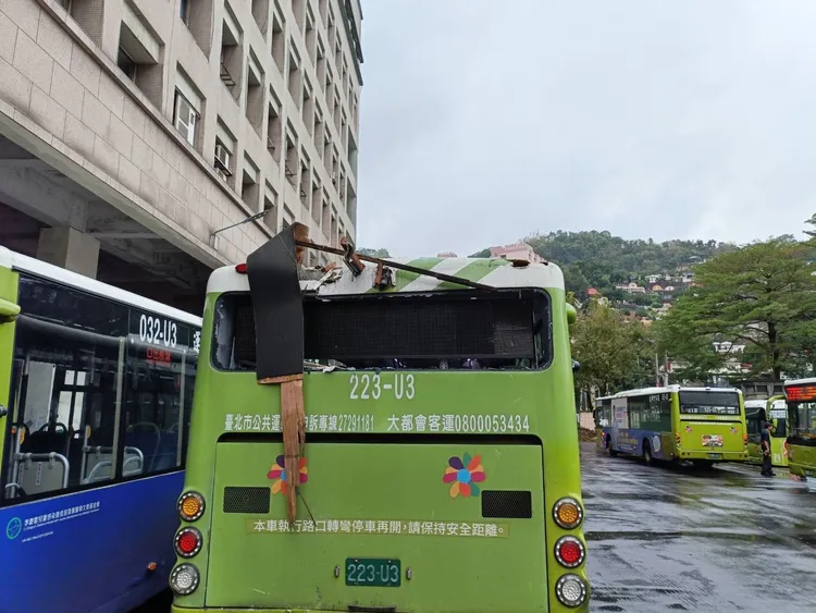 公車車尾嚴重毀損。翻攝畫面