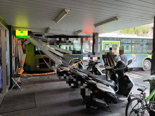 有片|公車驚悚「倒退嚕」撞進騎樓 這2家商店好衰!