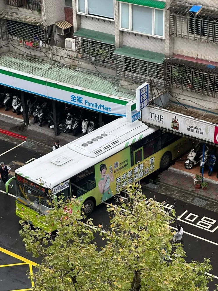 公車車尾直接撞進騎樓，殃及2店家。翻攝畫面