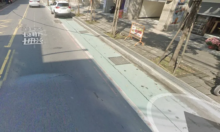 該路段有兩種人行道。翻攝自google map