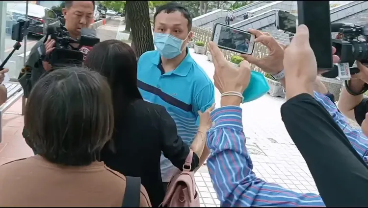 夏男多次怒視向他嗆聲的民眾。民眾提供