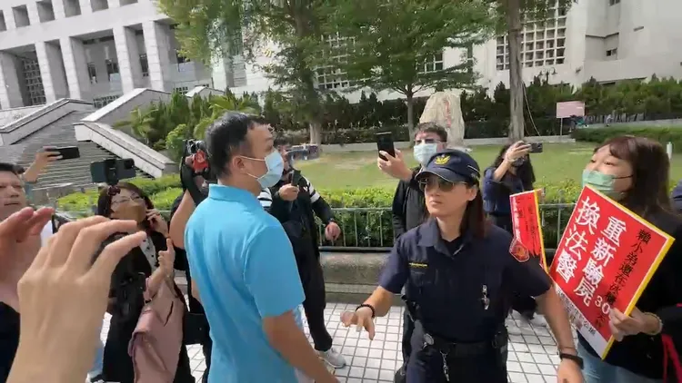 夏男轉身怒問嗆聲民眾叫什麼名字，還向警員說要告她們。民眾提供