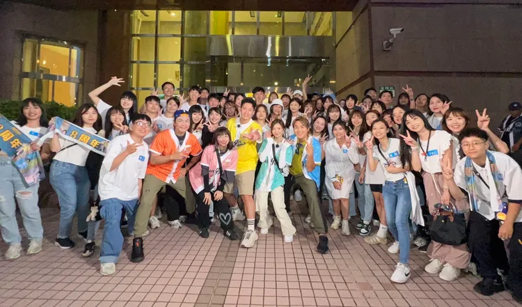 《飢餓遊戲》五位主持人與粉絲大合照。中視提供