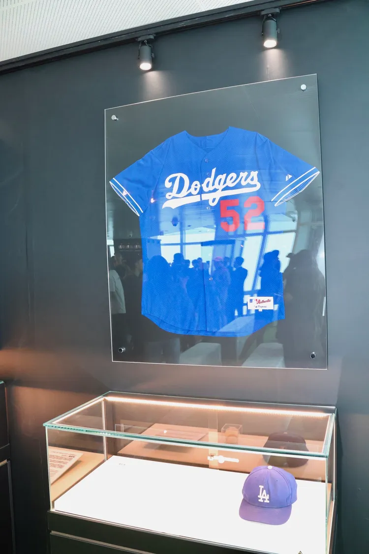 現場也展出陳金鋒道奇球衣。  莊宗達攝