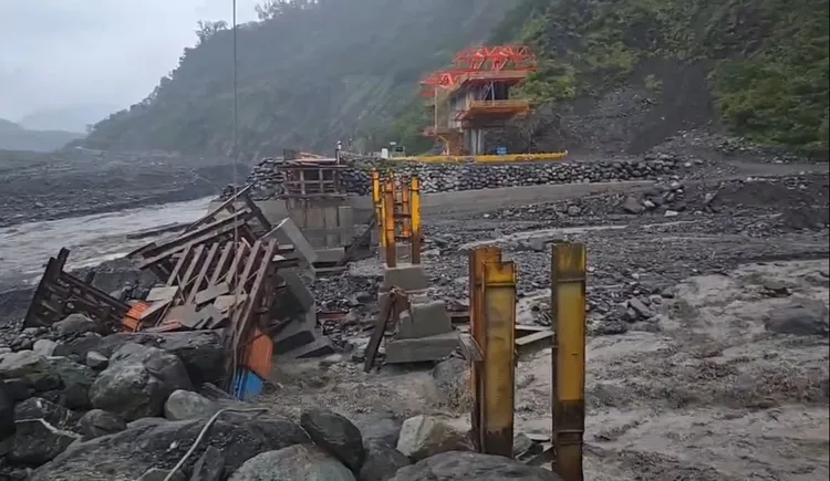 災後重建預計10天才能將便橋、便道復原，目前災區水電、糧食都算充足。民眾提供