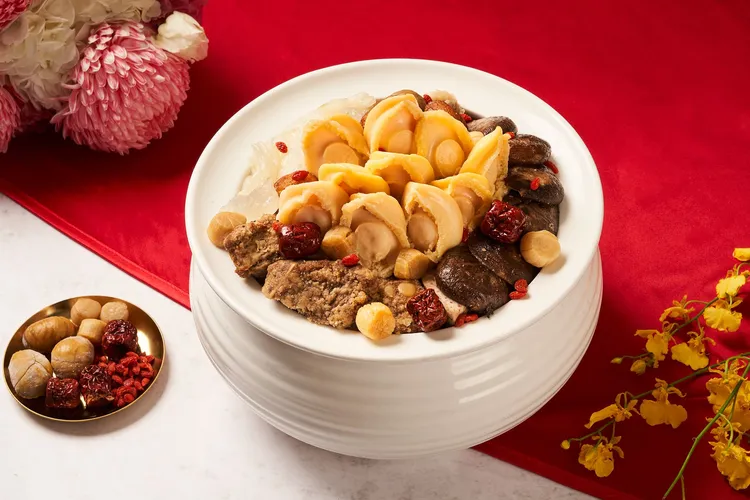 花膠鮑魚御頂佛跳牆，為圍爐不可或缺的經典美饌。業者提供