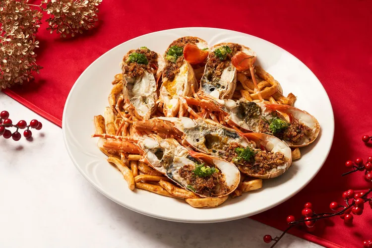 X.O醬粿條龍蝦，嚴選肉質細嫩的極品龍蝦，搭配吸滿濃郁鮮味的Q彈粿條，每口帶有X.O醬特有的微辣香氣，為圍爐必嚐菜色。業者提供