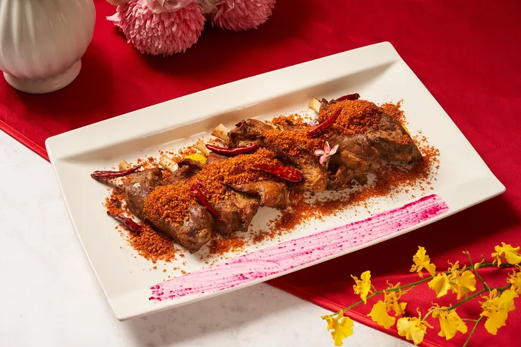 椒鹽避風塘豬腱骨，入口椒鹽蒜香濃郁，肉質Q彈有嚼勁。業者提供