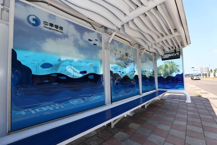 市府與多家知名企業合作打造特色候車亭。翻攝照片
