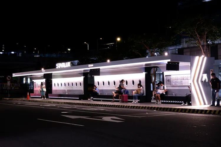 基隆市政府與星宇航空等企業共同打造特色候車亭。翻攝照片