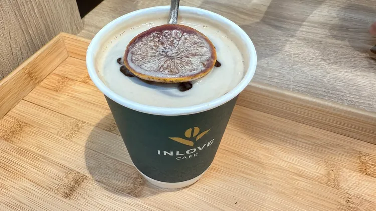 季節限定「熱紅酒美式咖啡」（無酒精）。家樂福提供