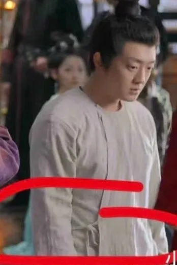 同樣被抓的男犯服裝上有綁帶，但沒有拉緊。翻攝《珠簾玉幕》