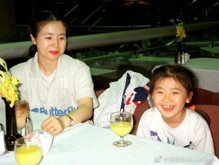 福原愛小時候和媽媽合照，媽媽也是個美人。翻攝福原愛微博