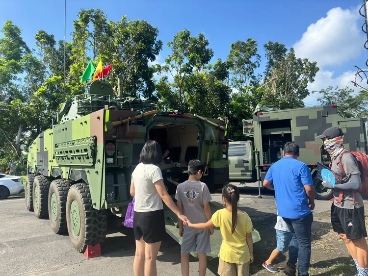 許多家長帶著孩子到場參與盛會，也了解各式軍車的功能。美和科大提供