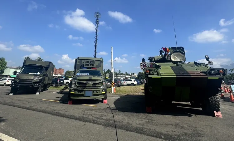 陸軍機械化步兵第三三三旅則設攤展出3輛軍車，由右至左分別是、「CM34雲豹甲車」、「營機動數位微波通信車二型」、「野戰型救護車」。美和科大提供