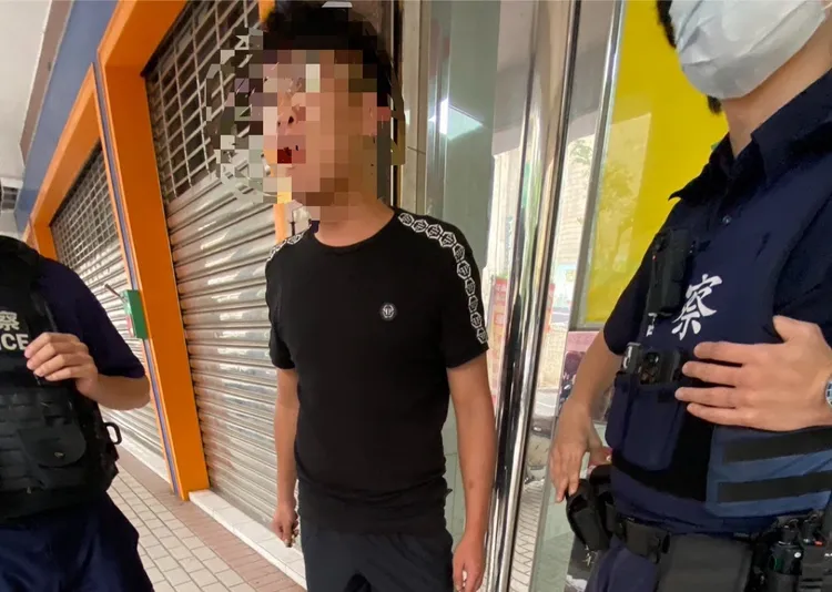 盧男(黑衣)依違反社會秩序維護法等罪嫌移請高雄地檢署偵辦。翻攝畫面