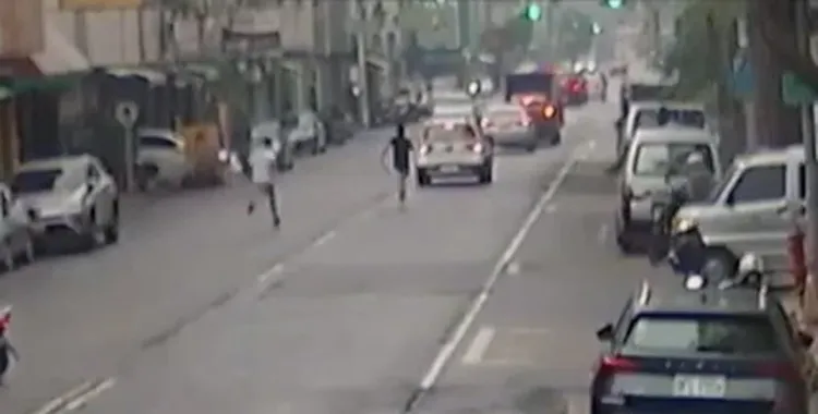 胡男(白衣)在路上追逐盧男(黑衣)。翻攝畫面