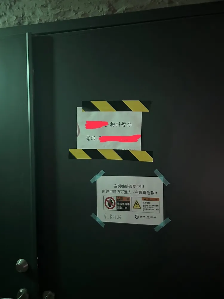 大巨蛋B1花園綠廊出現疑為暫放裝修物料的房間。顏若芳提供