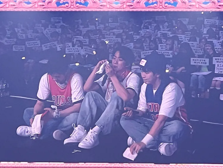 CNU（左起）、孔燦、燦多被應援影片感動爆哭。讀者提供