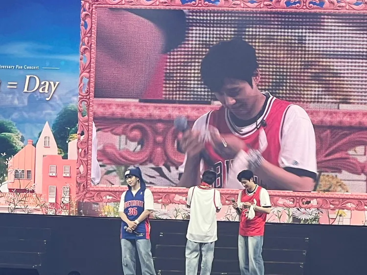 CNU（右）拿衛生紙拭淚。讀者提供