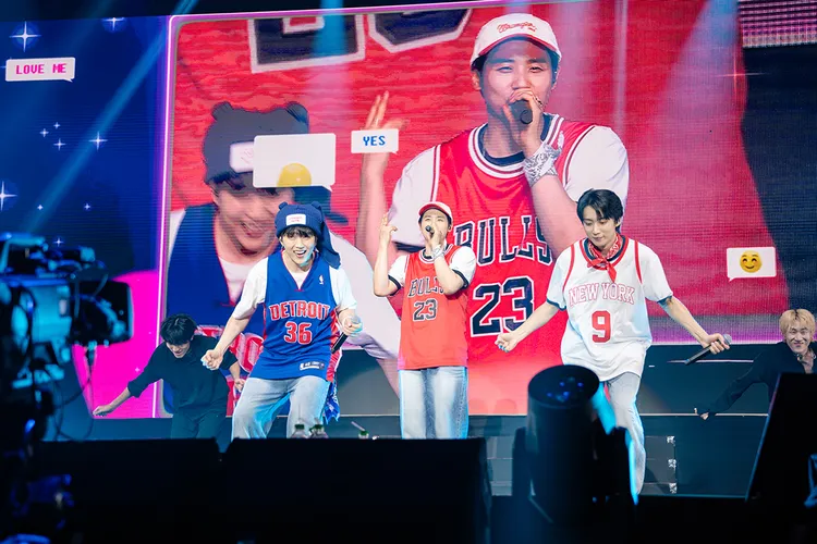 燦多（左起）、CNU、孔燦應粉絲要求多唱一次《BABY GOOD NIGHT》。網銀國際提供