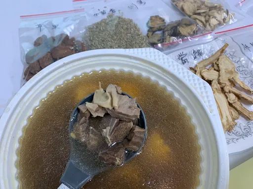 中年大叔連吃3天羊肉爐!痘痘長滿頭皮 進補不成反傷身