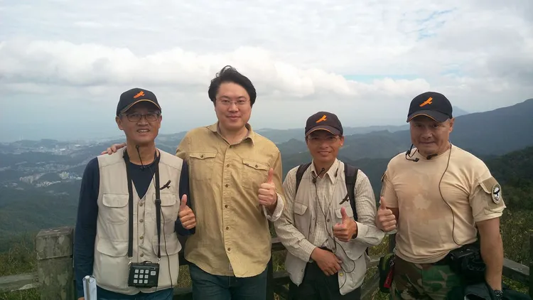 沈錦豐和夥伴們在海拔729公尺的基隆最高峰與前基隆市長林右昌合影。翻攝沈錦豐臉書