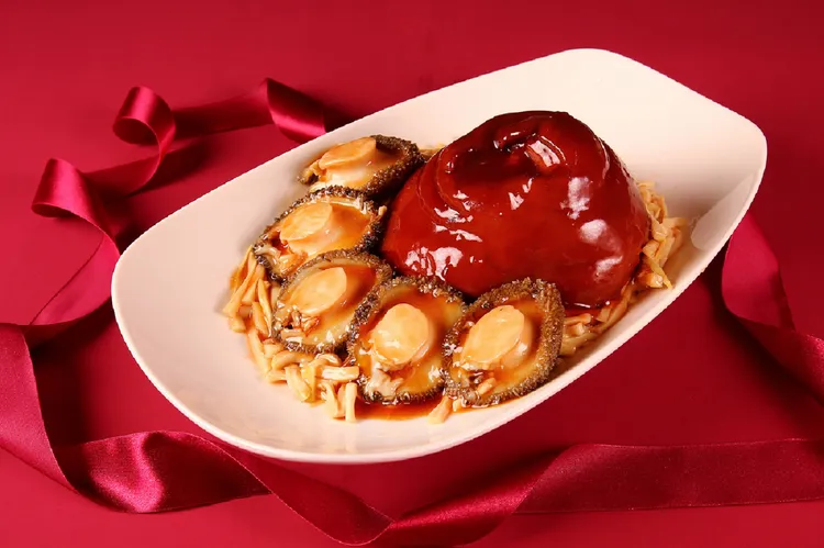 台北萬豪酒店2025年菜外帶，「紅燒鮑魚大元寶」，每份2988元。業者提供