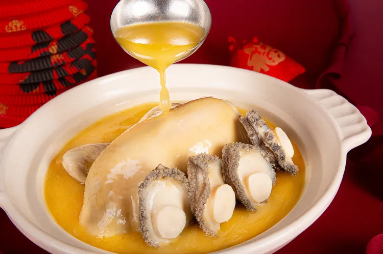 台北萬豪酒店2025年菜外帶，全新推出「鮑魚黃金濃雞湯」，每份3888元。業者提供