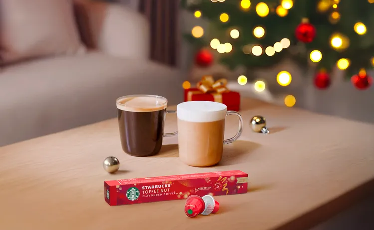 NESPRESSO®膠囊咖啡機使用者，則可以選用「太妃核果風味黑咖啡膠囊」，萃取後加入牛奶即可享用帶有太妃糖和烘烤核果香氣卻不甜膩的太妃核果風味拿鐵。業者提供