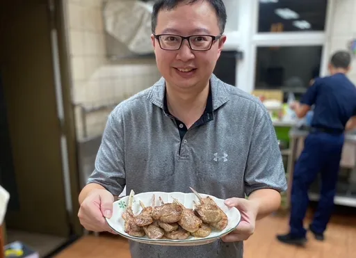 新莊2派出所長颱風天親下廚 警員笑稱「這料理」勝過《黑白大廚》辣椒醬奶油牛排