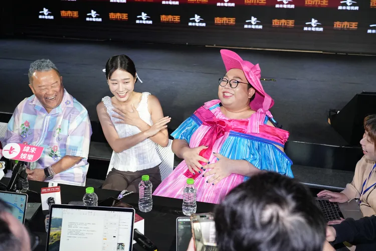 曾志偉（左起）和金針菇、娘娘受訪時樂開懷。彭欣偉攝