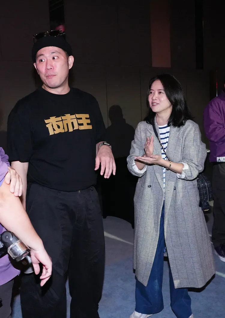 曾寶儀（右）陪爸爸出席記者會。彭欣偉攝