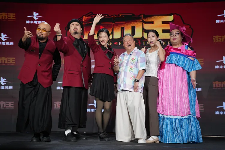 美麗本人（左起）、阿達、Lulu、曾志偉、金針菇、娘娘一起出席《夜市王》記者會。彭欣偉攝影