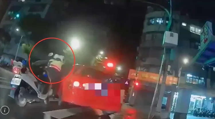 陳嫌拒檢衝撞警方，所幸警員閃躲得宜沒受傷，僅被車身擦過。翻攝畫面