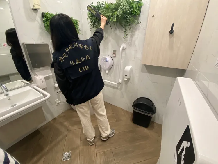 信義警分局偵查隊派員至101大樓的廁所內搜索有無遭放置爆裂物。警方提供