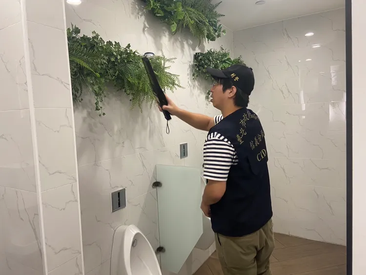 信義警分局偵查隊派員至101大樓的廁所內搜索有無遭放置爆裂物。警方提供