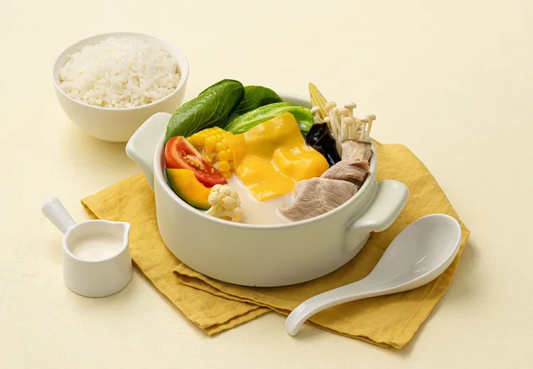 「起司奶奶鍋」為起司奶控必點，滑順的乳白色湯底奶香撲鼻，起鍋後再加入1大片起司，征服老饕味蕾。業者提供