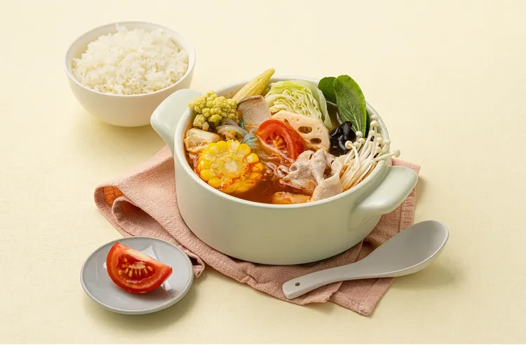 「小紅番茄鍋」蕃茄湯頭滋味酸甜，能提振食慾也超好下飯。業者提供