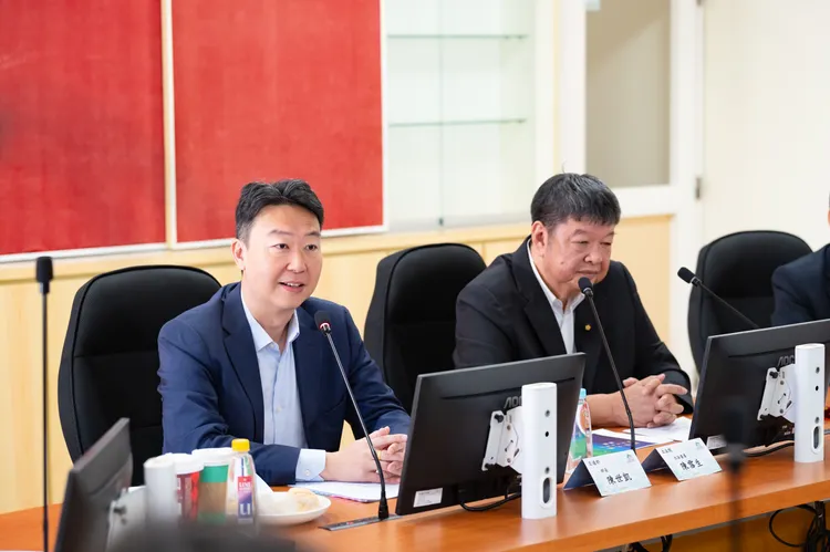 陳世凱（左）表示，未來馬祖大橋完成後，將以陸運連結南、北竿交通更有效率。交通部提供