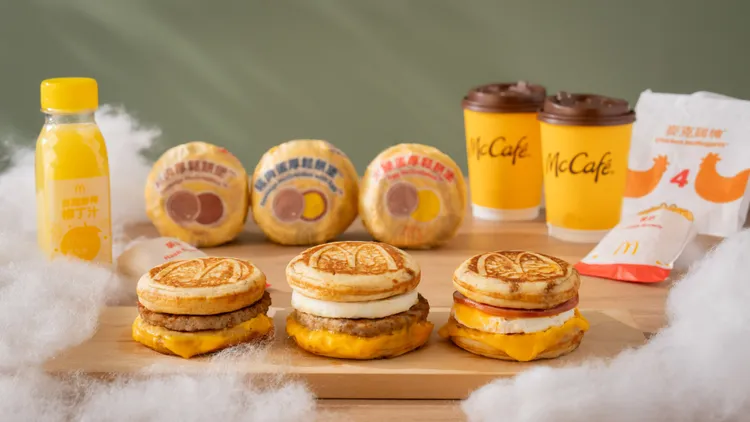 McGriddles「厚鬆餅堡系列」13日起，至12月17日（或售完為止）限期販售。麥當勞提供