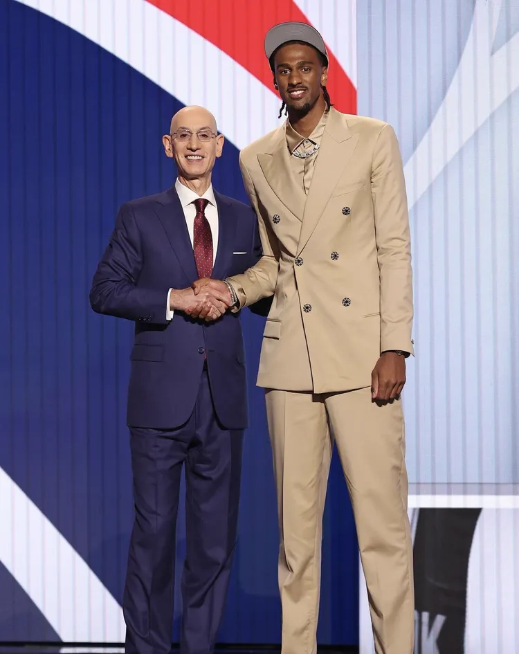 Alexandre Sarr（右）與NBA總裁席佛（左）在選秀會上合影。翻攝Alexandre Sarr IG